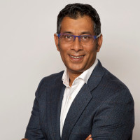 Profesor - Kerr Sandhu